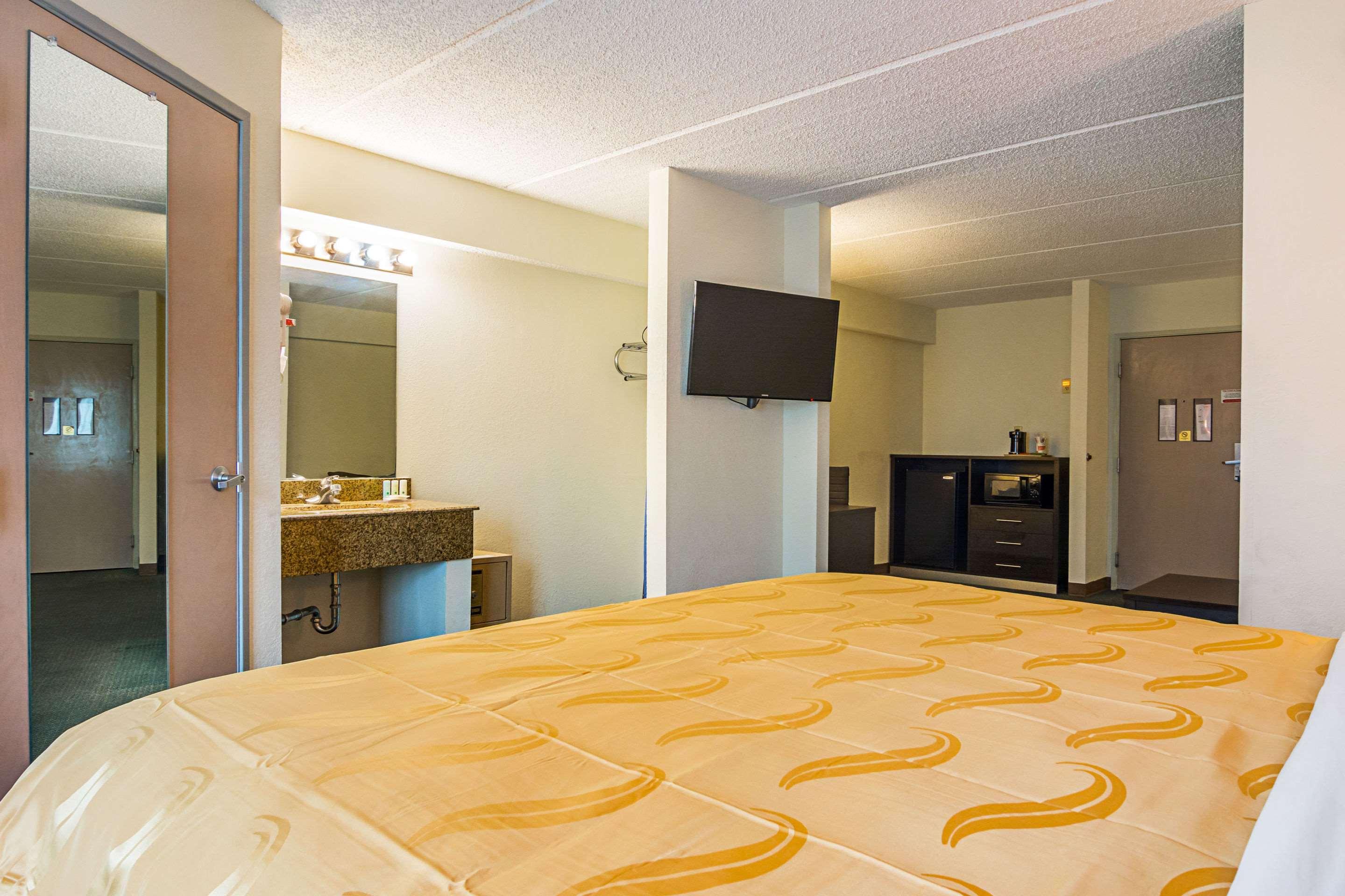 Quality Suites Atlanta Airport East Forest Park Exterior photo