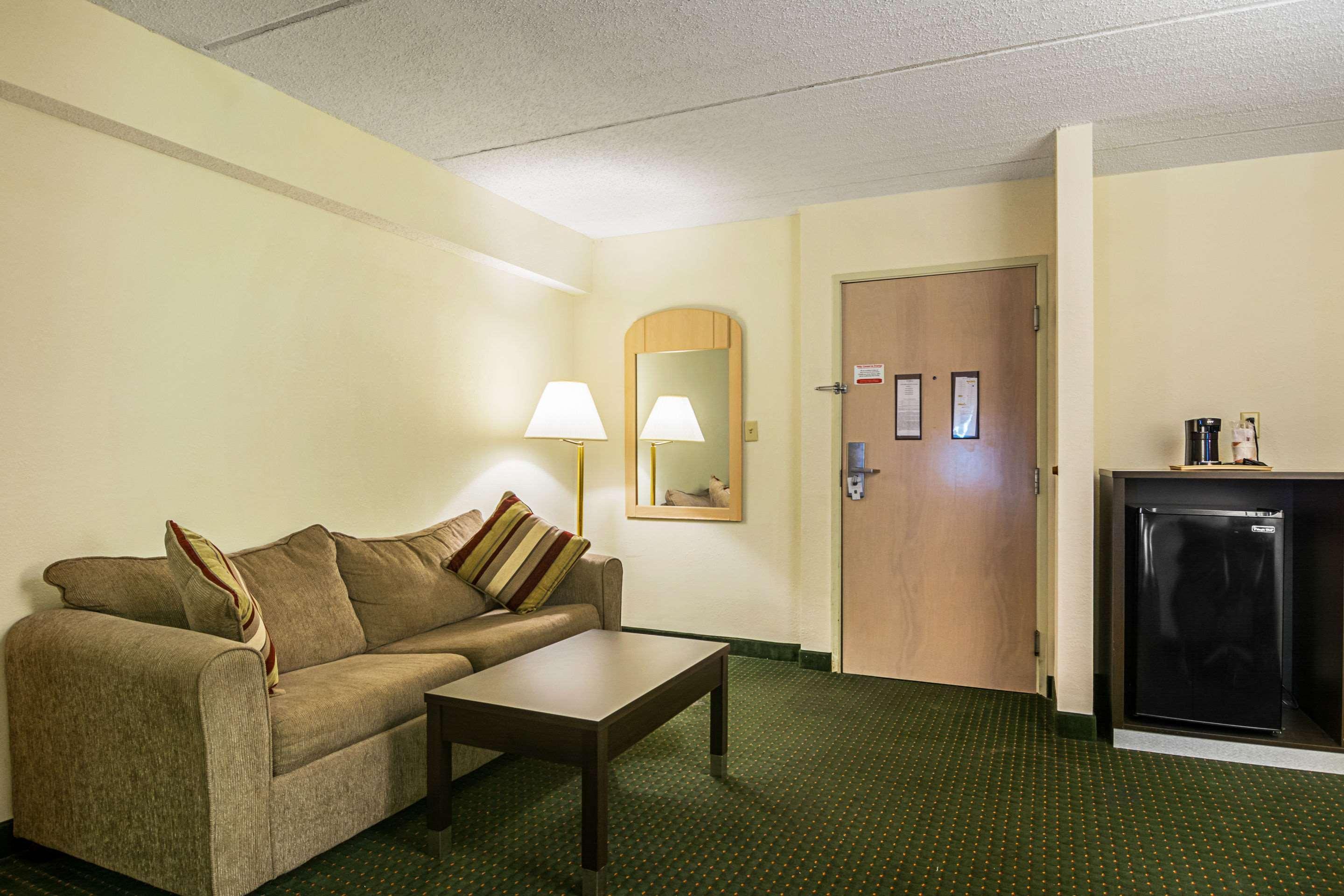 Quality Suites Atlanta Airport East Forest Park Exterior photo