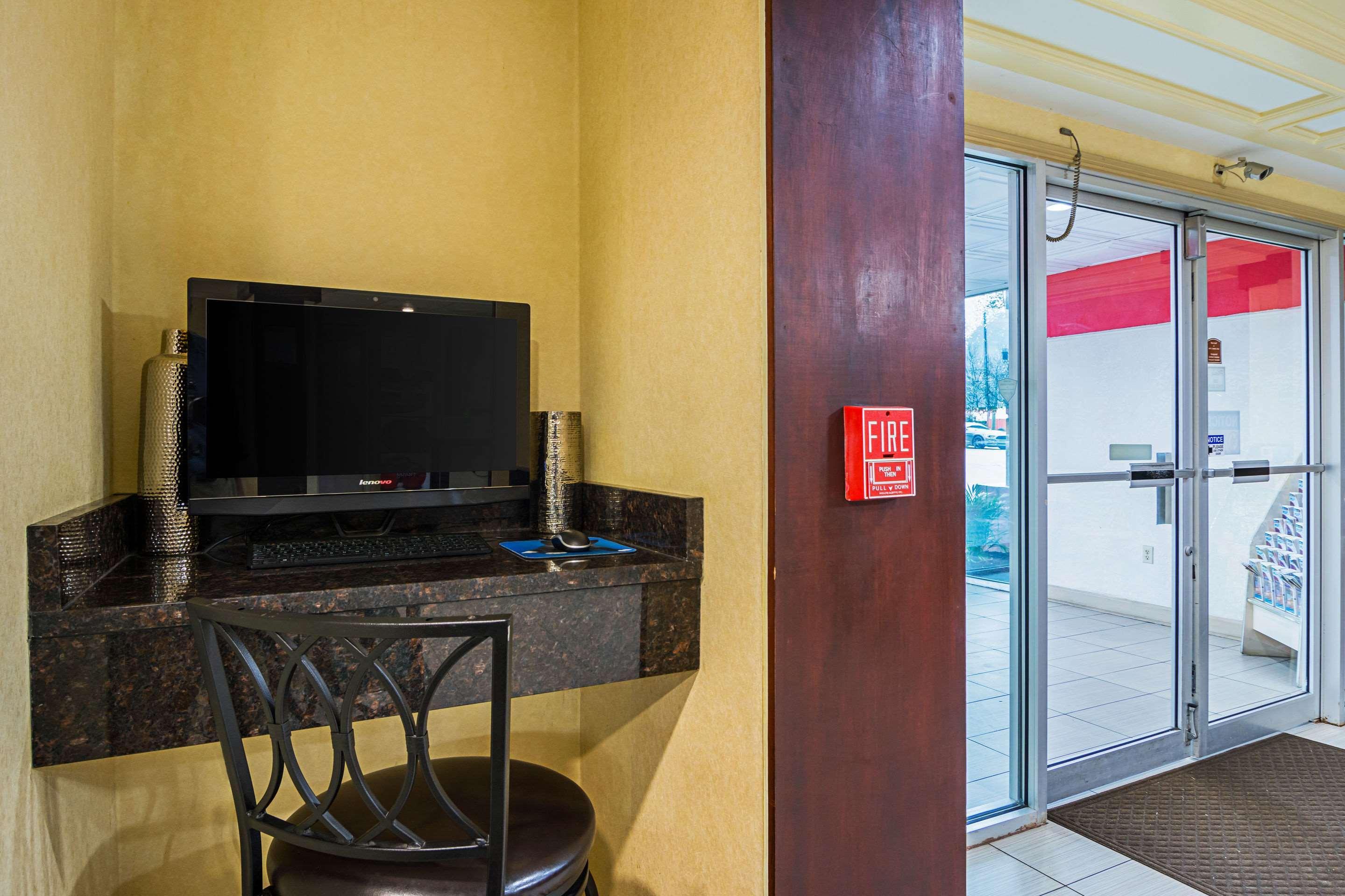 Quality Suites Atlanta Airport East Forest Park Exterior photo